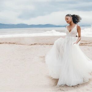 WTOO Cicely 18701 Ivory/Bronze Size 6. NEVER WORN. Excellent condition.